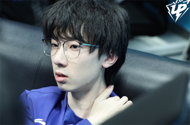 包含Rookie巅峰对决，Ming与80激战巴塞罗那分钟，问鼎冠军胜负难料！的词条